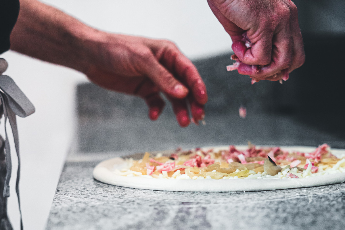 Pizzavenue-preparation-pizza-blanche-auribeau-pegomas-la-roquette